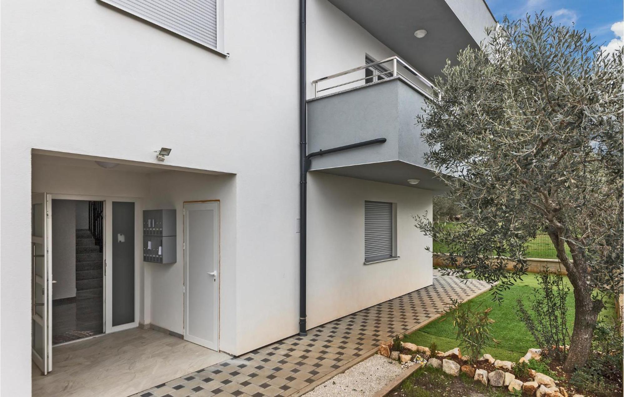 1 Bedroom Amazing Apartment In Peroj Extérieur photo